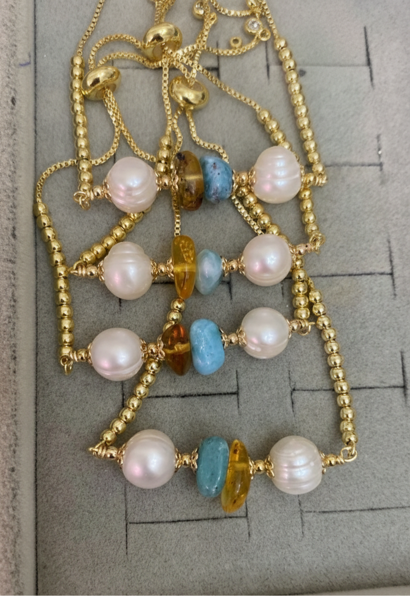 Pulseras en Perlas, Larimar y Ámbar.