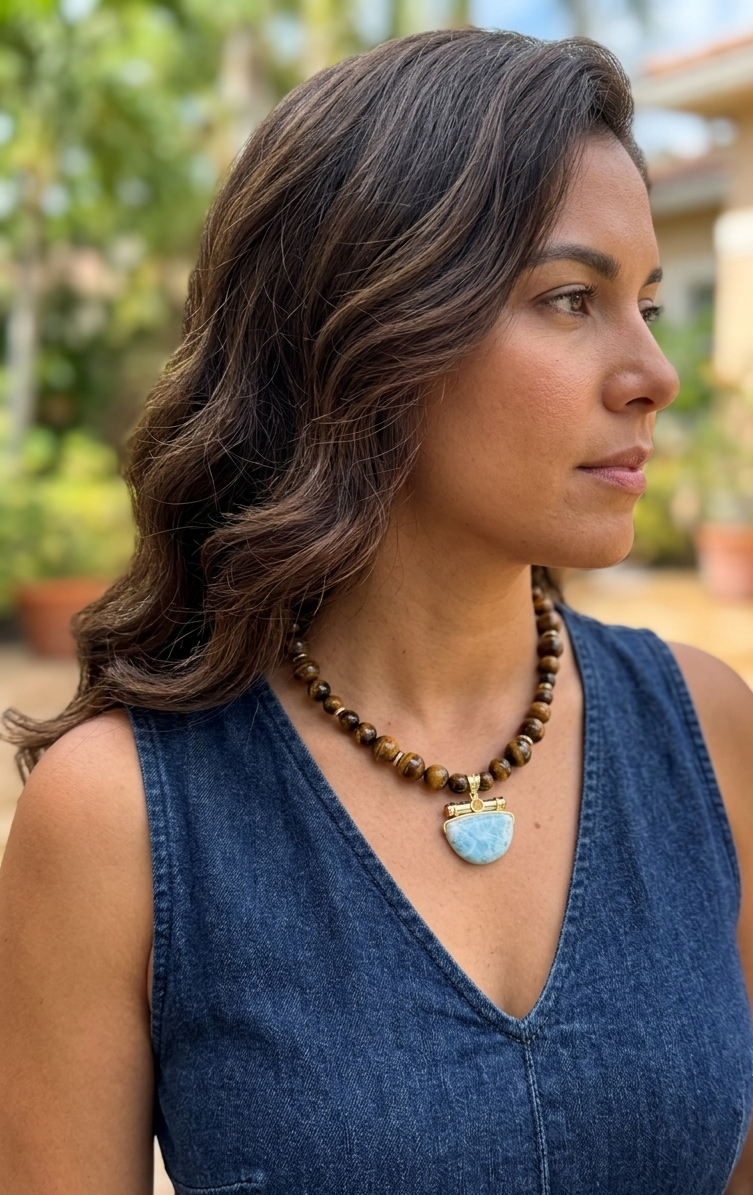 Collar Ojo de tigre + dije media luna en Larimar