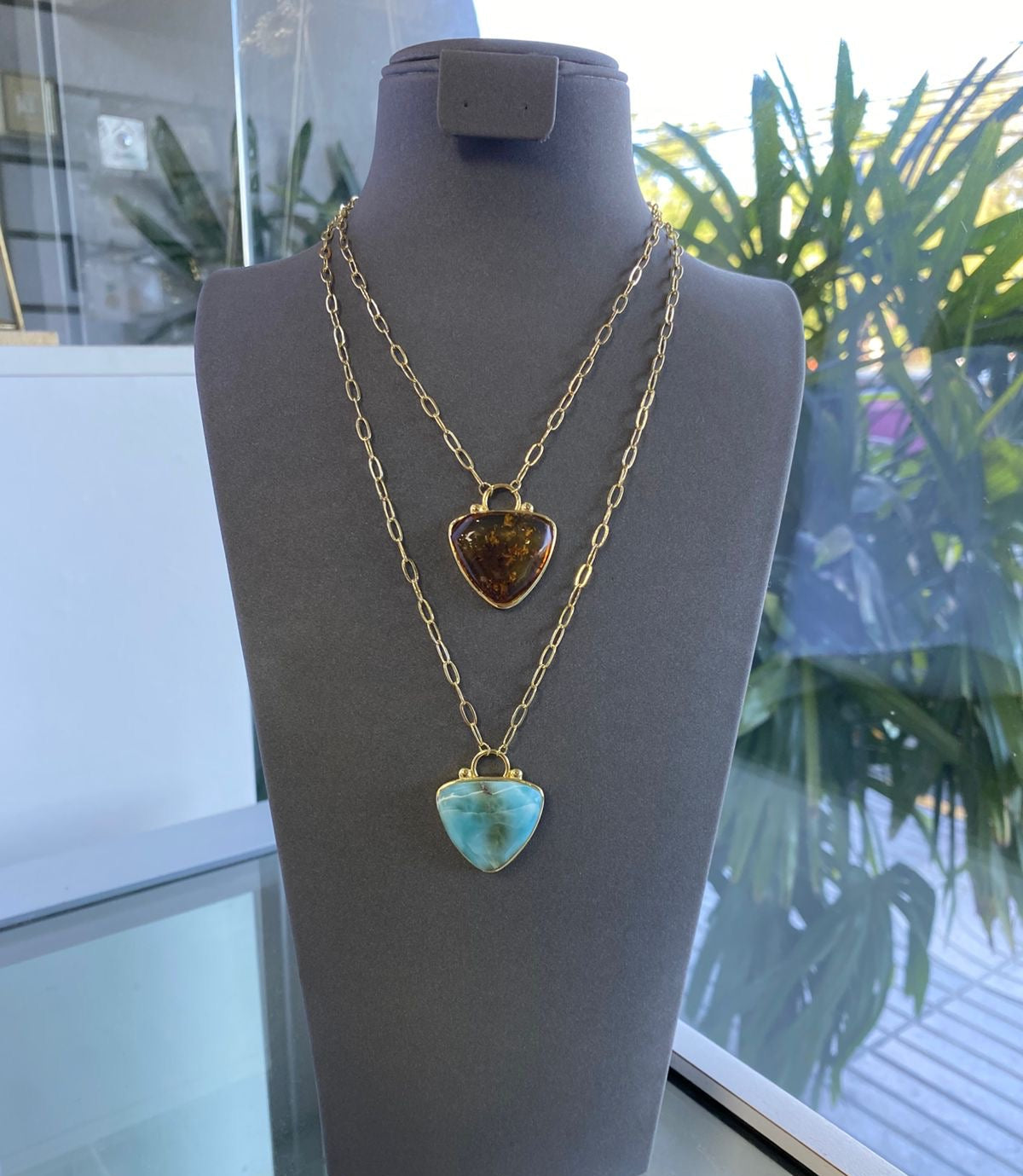 Collares forma triángulo