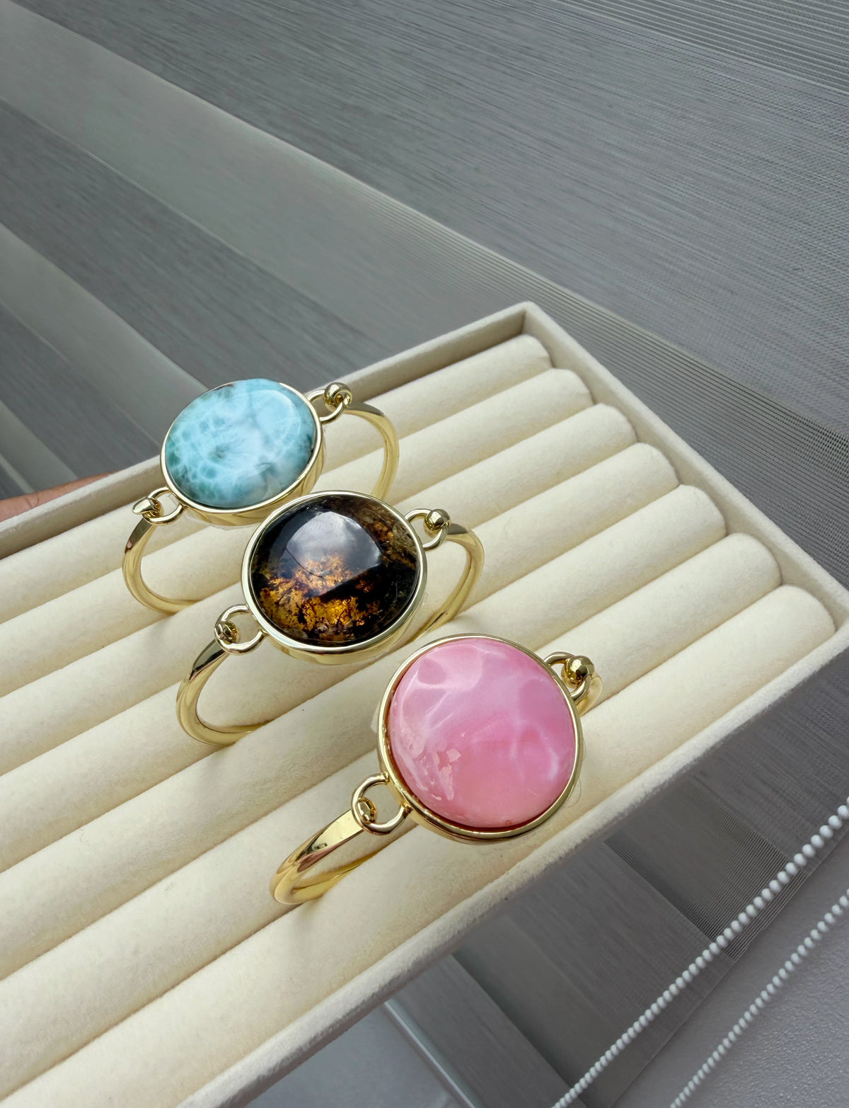 Pulsera circular: Larimar, Ámbar y Concha de caracol 🐚.