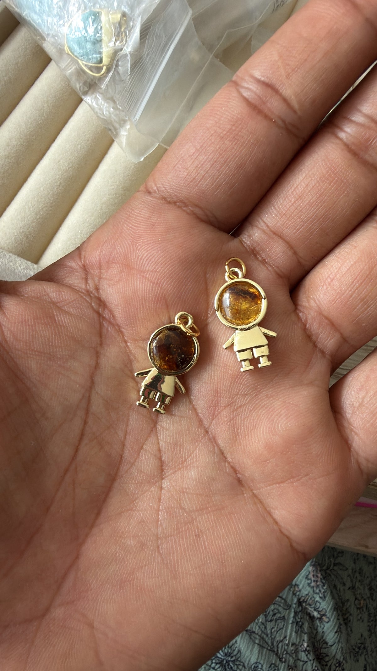 2 niños en Ámbar + cadena