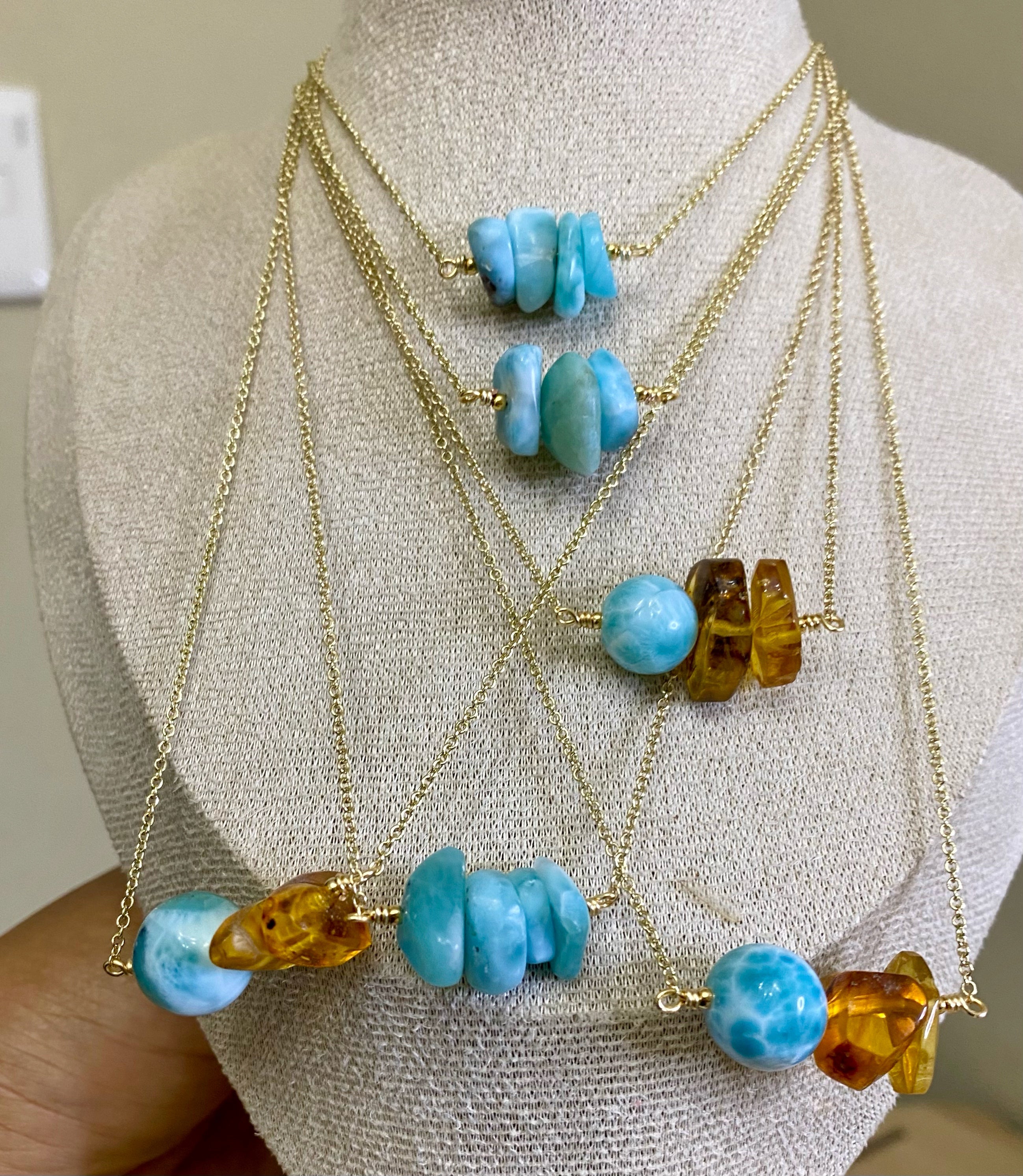 Collares en Larimar y Ámbar.