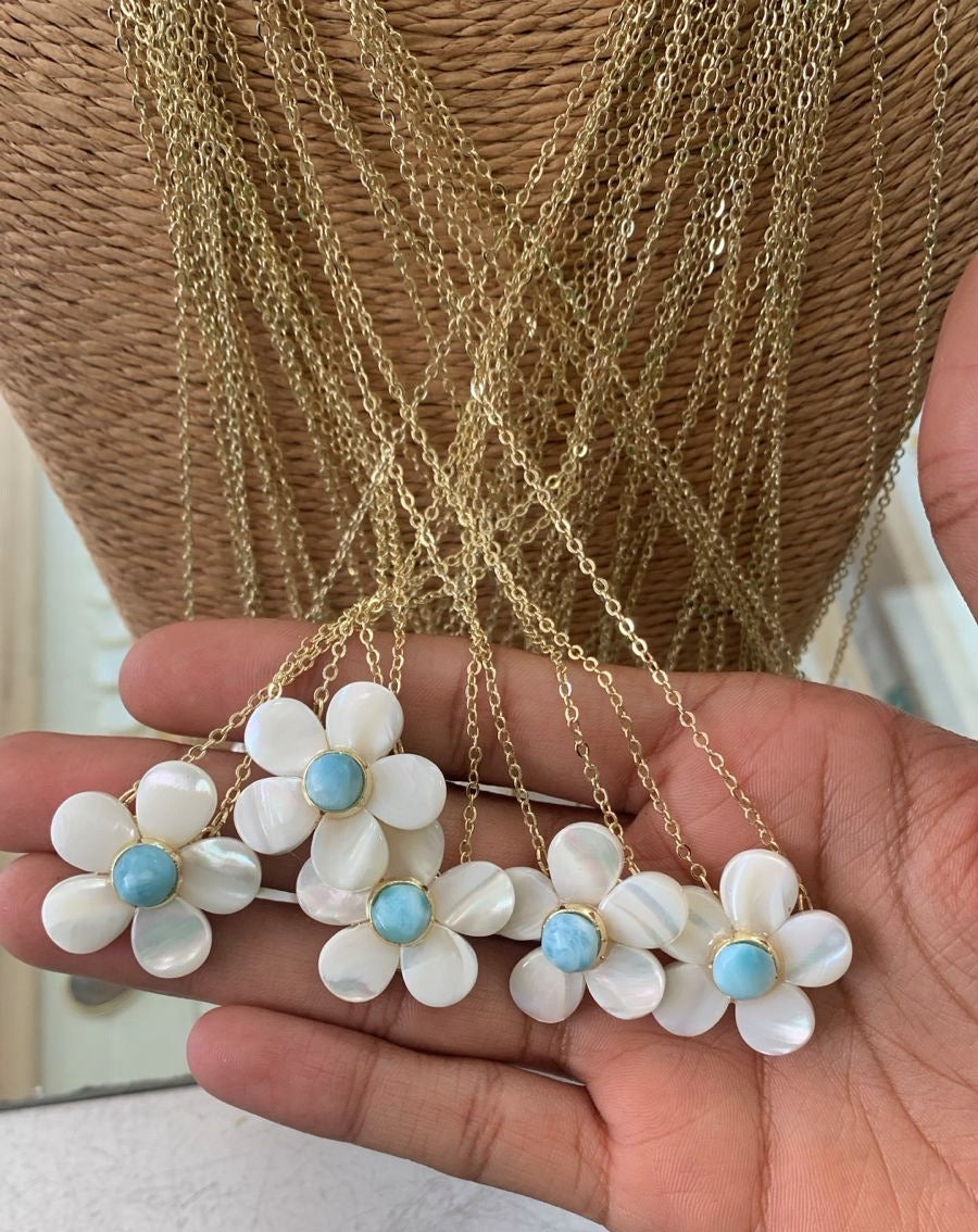 Flor nácar + Larimar (Collar)