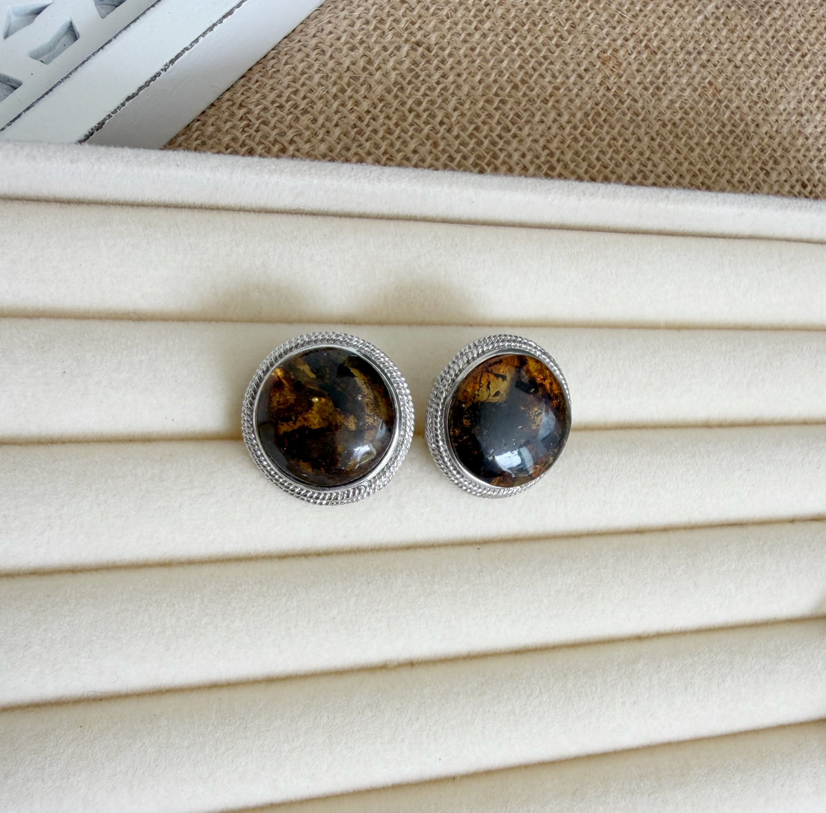 Arete en forma chapa en Ámbar .
