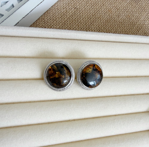 Arete en forma chapa en Ámbar .