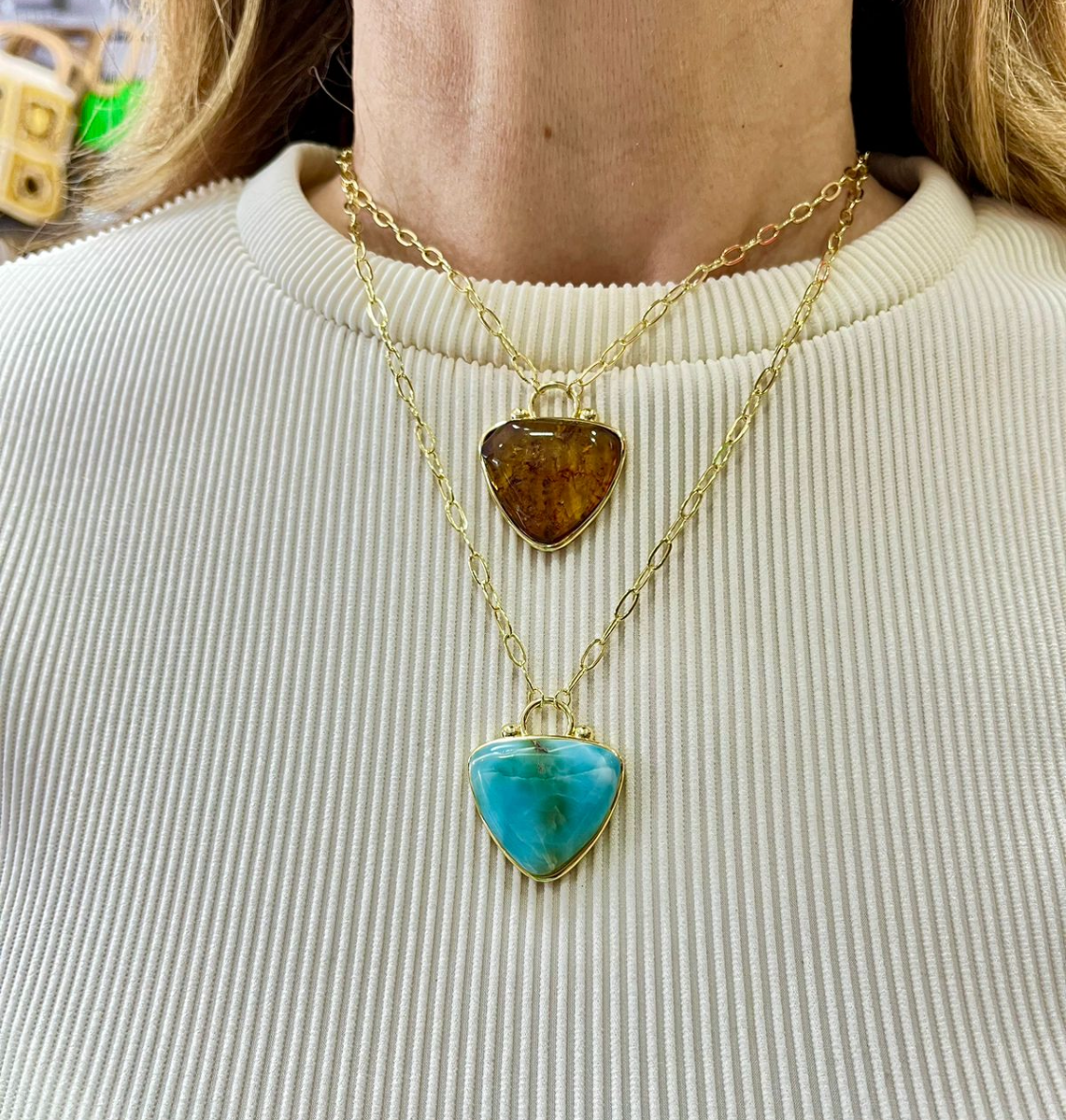 Collares forma triángulo