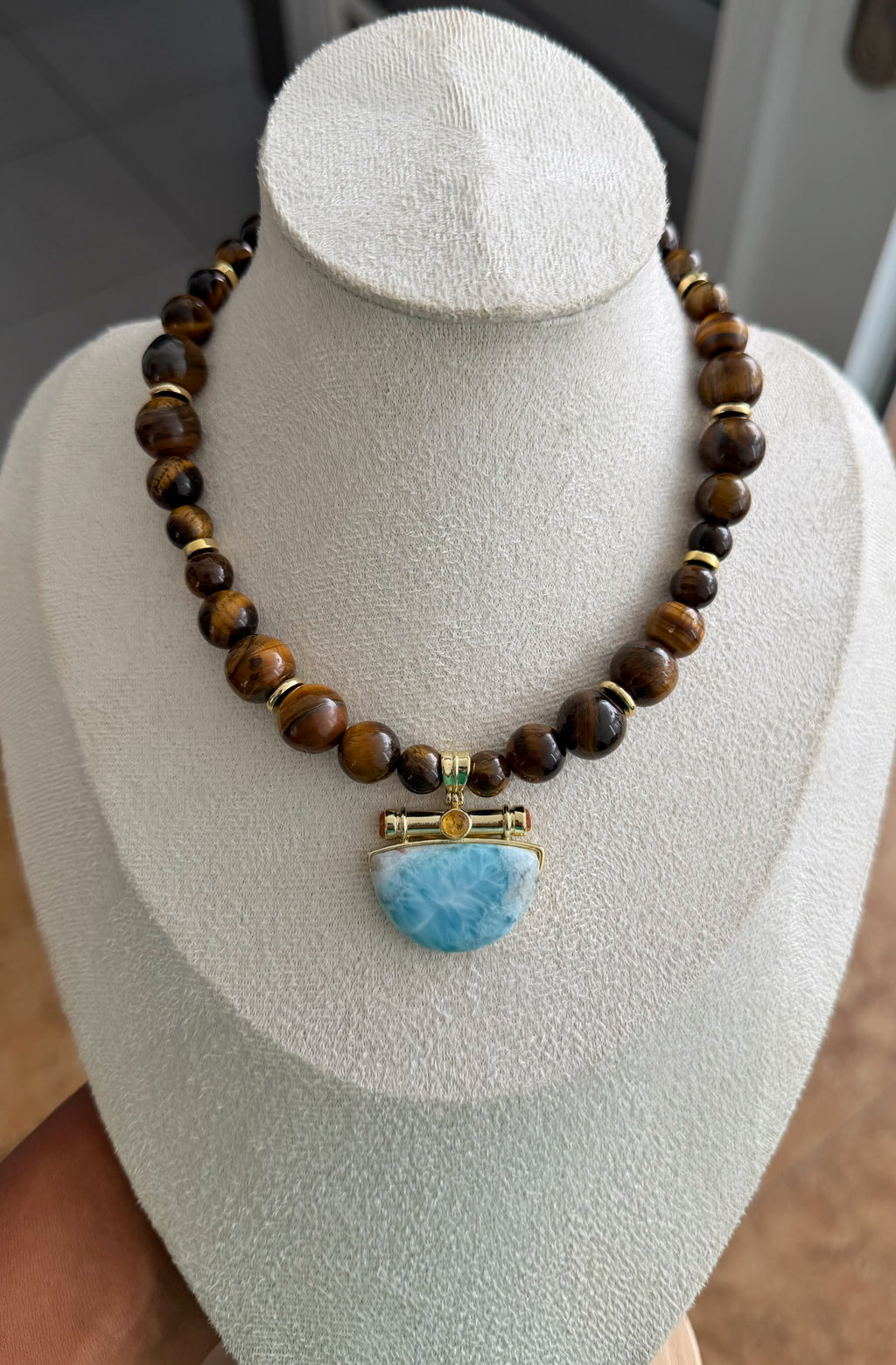 Collar Ojo de tigre + dije media luna en Larimar