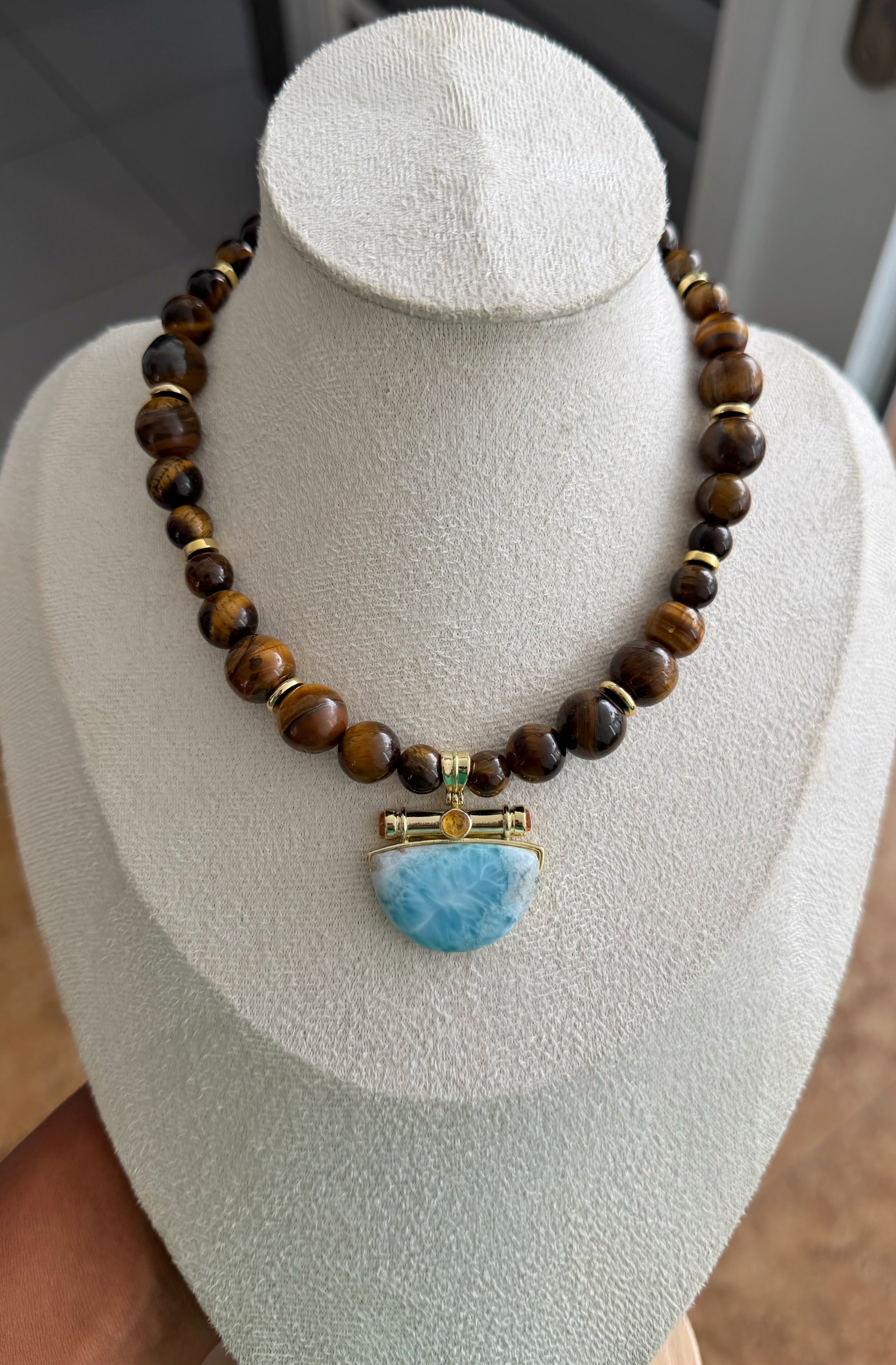 Collar Ojo de tigre + dije media luna en Larimar