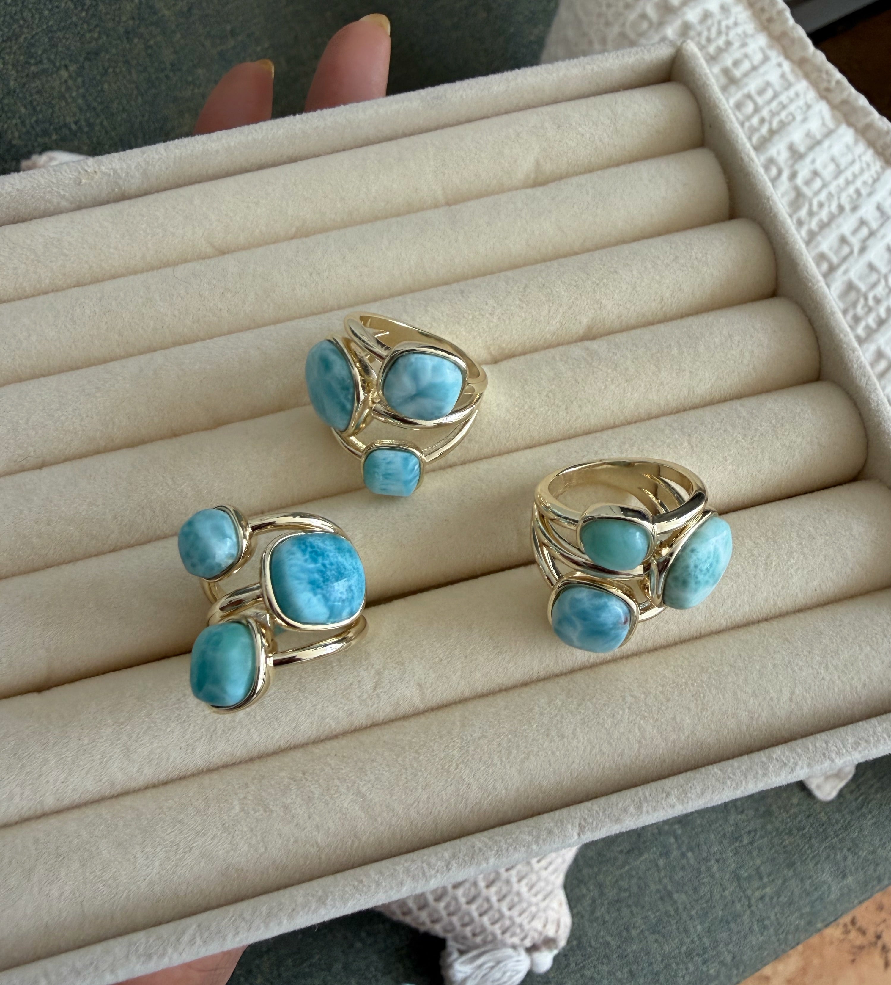Anillo al cuadrado en Larimar.