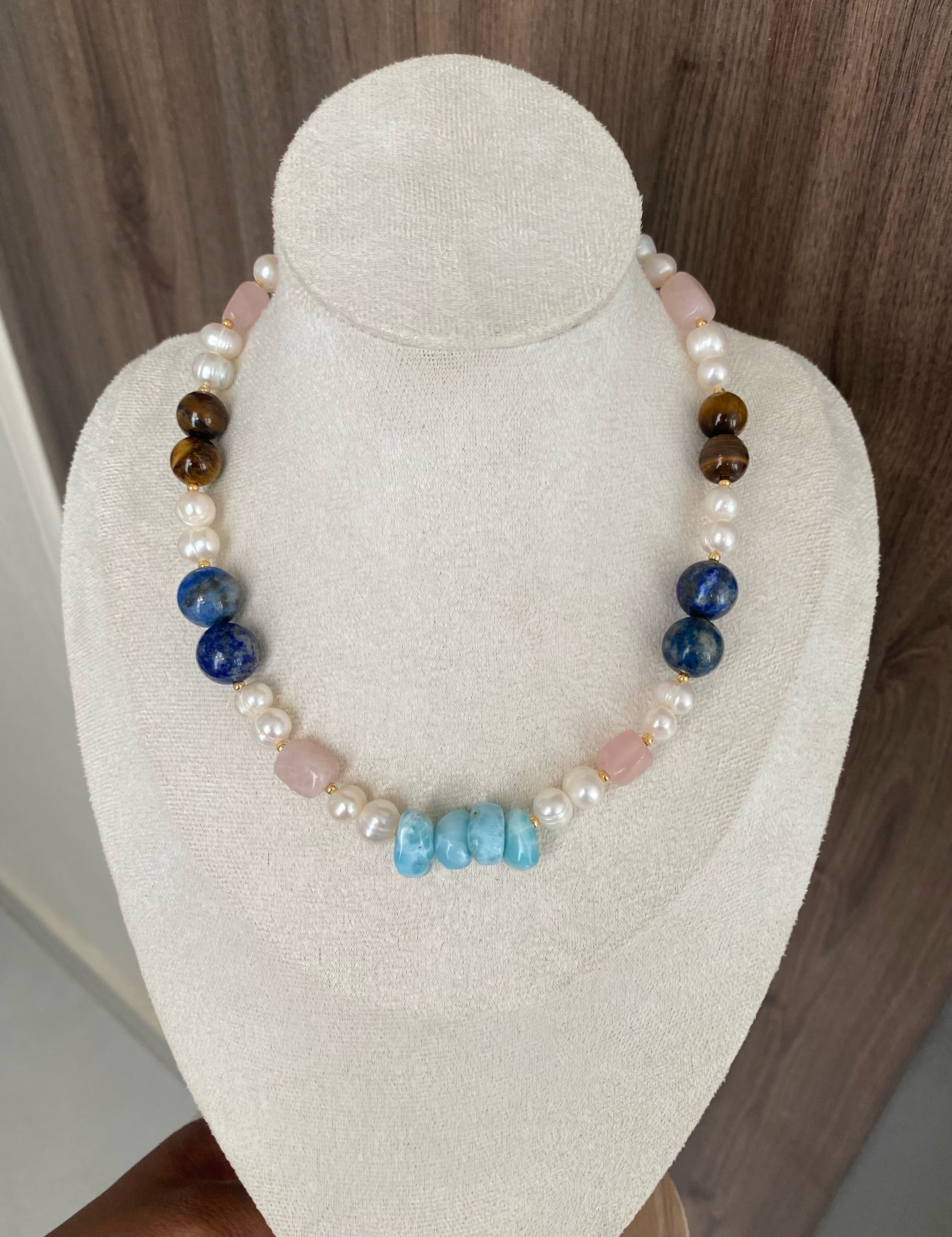 Collar perlado + piedras naturales.